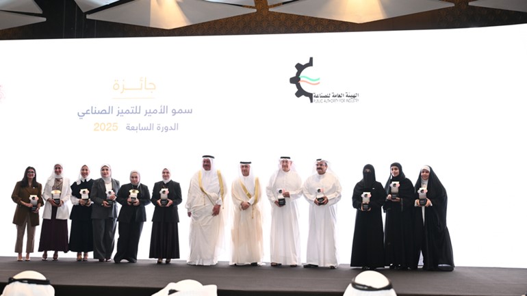 ممثل صاحب السمو أمير البلاد الشيخ مشعل الأحمد وزير الدولة للشؤون الاقتصادية والاستثمار وزير التجارة والصناعة بالوكالة عبدالعزيز المرزوق ومدير عام الهيئة العامة للصناعة بالتكليف شملان الجحيدلي يتوسطان فريق التحكيم