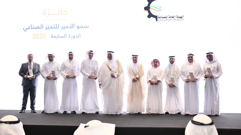 ممثل صاحب السمو أمير البلاد الشيخ مشعل الأحمد وزير الدولة للشؤون الاقتصادية والاستثمار وزير التجارة والصناعة بالوكالة عبدالعزيز المرزوق ومدير عام الهيئة العامة للصناعة بالتكليف شملان الجحيدلي يتوسطان ممثلي المصانع الفائزة