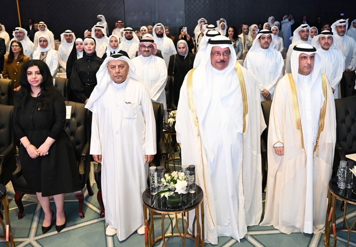 ممثل صاحب السمو أمير البلاد الشيخ مشعل الأحمد وزير الدولة للشؤون الاقتصادية والاستثمار وزير التجارة والصناعة بالوكالة عبدالعزيز المرزوق ومدير عام الهيئة العامة للصناعة بالتكليف شملان الجحيدلي ورئيس مجلس إدارة اتحاد الصناعات الكويتية حسين الخرافي ومدير عام الهيئة العامة للبيئة بالتكليف نوف بهبهاني خلال الحفل