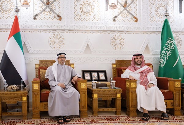 منصور بن زايد وخالد بن سلمان يبحثان في الرياض العلاقات الثنائية وسبل تعزيزها