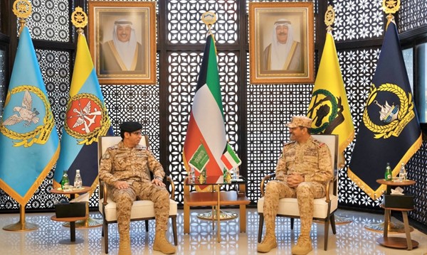 رئيس الأركان العامة للجيش الفريق الركن خالد الشريعان مستقبلا رئيس هيئة التخطيط الإستراتيجي في القوات البحرية الملكية السعودية اللواء الركن بحري يحيى المشيخي