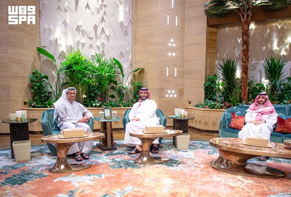 صاحب السمو الملكي الأمير محمد بن سلمان بن عبدالعزيز ولي العهد رئيس مجلس الوزراء السعودي مستقبلا سمو الشيخ منصور بن زايد آل نهيان نائب رئيس دولة الإمارات العربية المتحدة نائب رئيس مجلس الوزراء رئيس ديوان الرئاسة بحضور صاحب السمو الملكي الأمير خالد بن سلمان بن عبدالعزيز وزير الدفاع السعودي (واس)