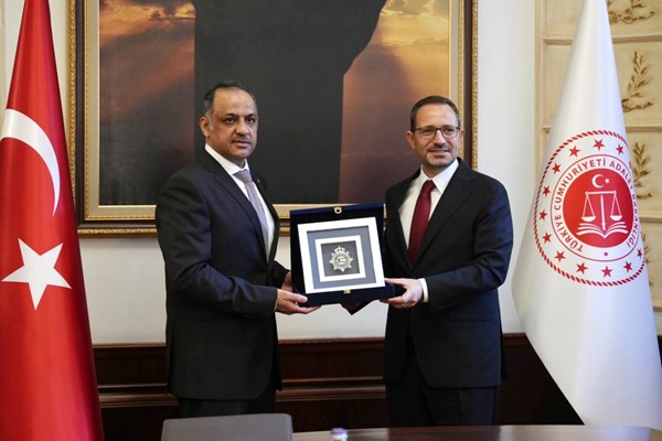 وكيل وزارة الداخلية اللواء عبدالوهاب الوهيب لدى تسليم هدية تذكارية لنائب وزير العدل التركي سادات أي يلدز