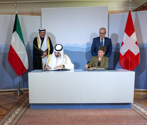  سمو ولي العهد الشيخ صباح الخالد والرئيس غي بارميلان رئيس الاتحاد السويسري يشهدان توقيع الاتفاقية بين مدير عام هيئة تشجيع الاستثمار المباشر الشيخ د.مشعل الجابر والرئيس التنفيذي لترويج الاستثمار وعضو المجلس التنفيذي للمؤسسة السويسرية العالمية ماغالي هيرو
