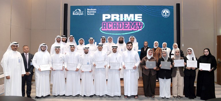 عبدالعزيز الرومي في لقطة جماعية متوسطا متدربي البرنامج مع قيادات البنك والهيئة