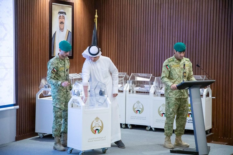 جانب من القرعة العلنية لاختيار دفعة جديدة من الطلبة ضباط الميدان وضباط الصف الاختصاص