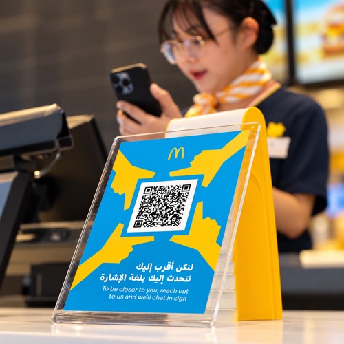 ماكدونالدز الكويت تطلق قوائم طعام بلغة «برايل» وخدمة الطلب بلغة الإشارة بالتعاون مع MetaSign
