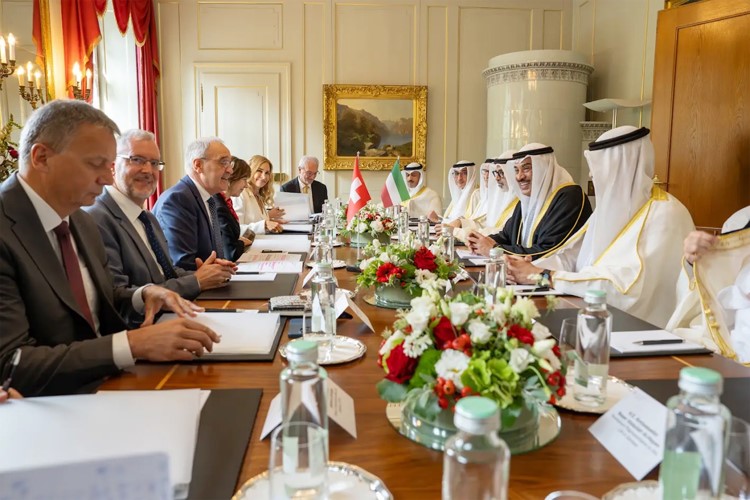 سمو ولي العهد الشيخ صباح الخالد خلال جلسة المباحثات مع الرئيس غي بارميلان رئيس الاتحاد السويسري بحضور وزير الخارجية الشيخ جراح الجابر ومدير عام هيئة تشجيع الاستثمار المباشر الشيخ د.مشعل الجابر والسفير منصور العتيبي ومساعد وزير الخارجية لشؤون أوروبا السفير نجيب البدر