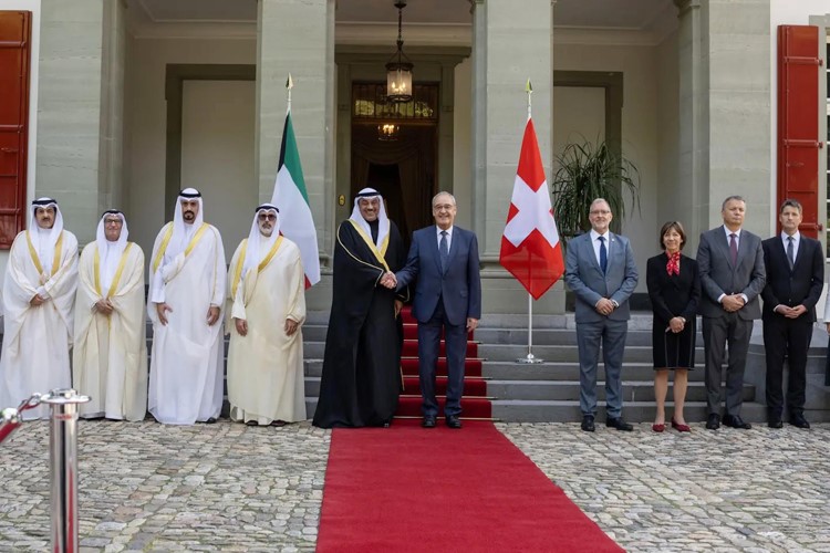 سمو ولي العهد الشيخ صباح الخالد خلال اللقاء مع رئيس الاتحاد السويسري غي بارميلان بحضور وزير الخارجية الشيخ جراح الجابر ومدير عام هيئة تشجيع الاستثمار المباشر الشيخ د.مشعل الجابر والسفير منصور العتيبي وسفيرنا لدى الاتحاد السويسري السفير يوسف عبدالصمد