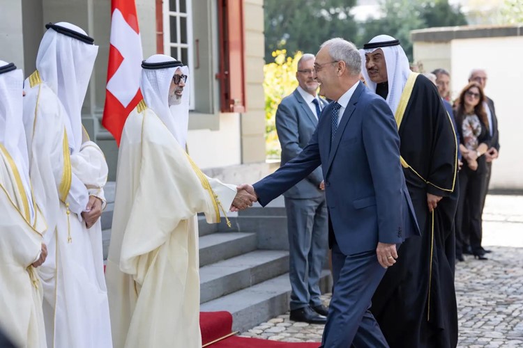 رئيس الاتحاد السويسري غي بارميلان مصافحا وزير الخارجية الشيخ جراح الجابر