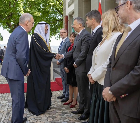 سمو ولي العهد الشيخ صباح الخالد مصافحا كبار المسؤولين في الاتحاد السويسري