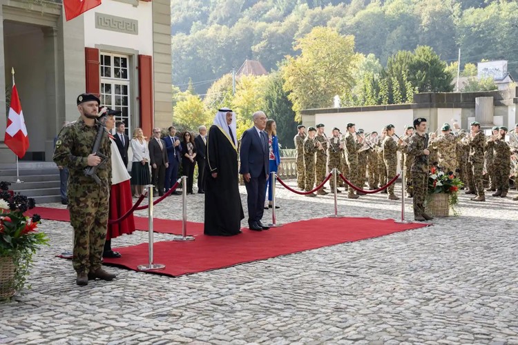 سمو ولي العهد الشيخ صباح الخالد ورئيس الاتحاد السويسري غي بارميلان خلال مراسم الاستقبال الرسمية