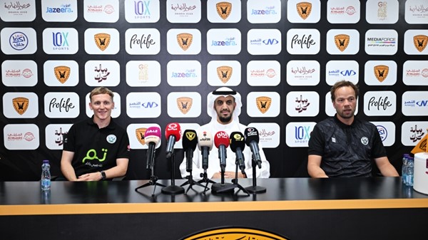 علي الحمد يتوسط بريان داتون واللاعب لوك روس (قاسم باشا)