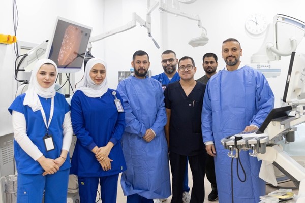   الفريق الطبي من وحدة الجهاز الهضمي في مستشفى جابر الأحمد 
