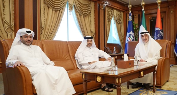  النائب الأول لرئيس الوزراء ووزير الداخلية الشيخ فهد اليوسف مستقبلا سفير قطر علي بن عبدالله آل محمود ونائبه سكرتير أول جاسم العبدالجادر 