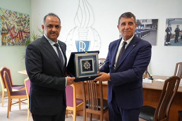 وكيل وزارة الداخلية اللواء عبدالوهاب الوهيب يقدم هدية تذكارية إلى القاضي ستيفانو دي ميكيلي رئيس إدارة مصلحة السجون الإيطالية