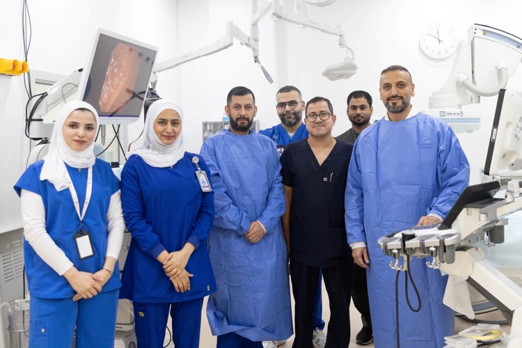 الفريق الطبي من وحدة الجهاز الهضمي في مستشفى جابر الأحمد