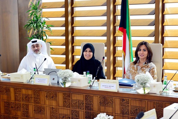  مديرة جامعة الكويت د. دينا الميلم والقائمة بأعمال أمين عام جامعة الكويت والمتحدثة الرسمية باسم الجامعة د.نورة السويح خلال الاجتماع