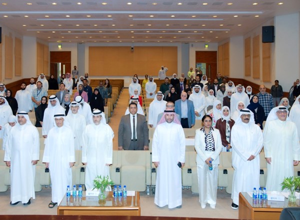  وكيل وزارة الكهرباء والماء والطاقة المتجددة د.عادل الزامل ومدير عام معهد الكويت للأبحاث العلمية د.فيصل الحميدان ود.فتوح الرقم ومع المشاركين في الحلقة النقاشية لخبراء الهيدروجين في دول مجلس التعاون