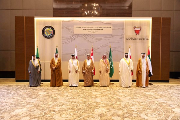  وزير المالية د.يعقوب الرفاعي في لقطة مع وزراء المال والاقتصاد بدول المجلس