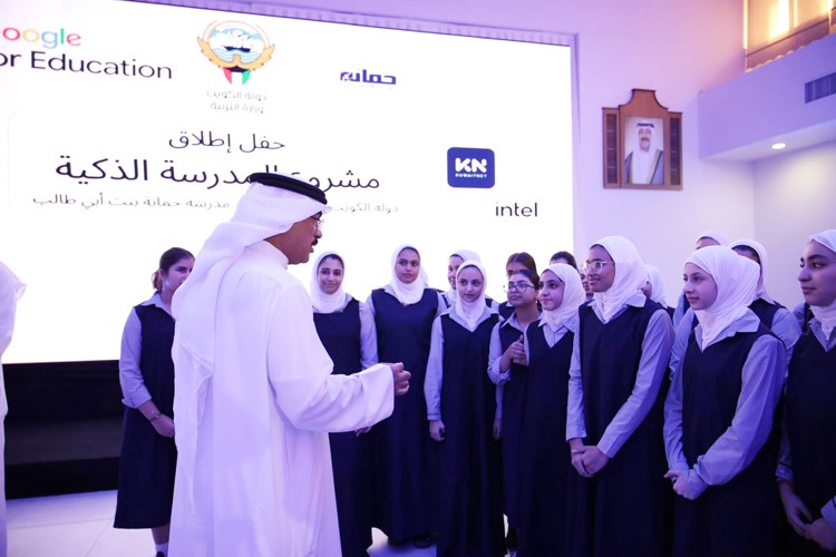 وزير التربية م.سيد جلال الطبطبائي متحدثا إلى الطالبات