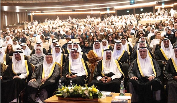 ممثل صاحب السمو الأمير الشيخ مشعل الأحمد سمو الشيخ أحمد العبدالله رئيس مجلس الوزراء ووزير شؤون الديوان الأميري الشيخ حمد جابر العلي ونائب رئيس مجلس الإدارة والرئيس التنفيذي لمجموعة بنك الكويت الوطني عصام الصقر والمستشار محمد أبوالحسن ووزير الدفاع الشيخ عبدالله العلي في مقدمة الحضور