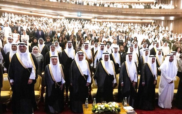 ممثل صاحب السمو الأمير الشيخ مشعل الأحمد سمو الشيخ أحمد العبدالله رئيس مجلس الوزراء ووزير شؤون الديوان الأميري الشيخ حمد جابر العلي ونائب رئيس مجلس الإدارة والرئيس التنفيذي لمجموعة بنك الكويت الوطني عصام الصقر وناصر الروضان ورئيس مجلس إدارة شركة بيت التمويل الكويتي حمد المرزوق والمستشار محمد أبوالحسن ووزير الدفاع الشيخ عبدالله العلي لدى عزف السلام الوطني