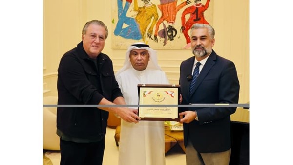 رئيس مجلس الأعمال اللبناني الكويتي المهندس أسعد صقال ورئيس الهيئات الاقتصادية الوزير السابق محمد شقيريمنحان السفير محمد الشرجي درعا تكريمية