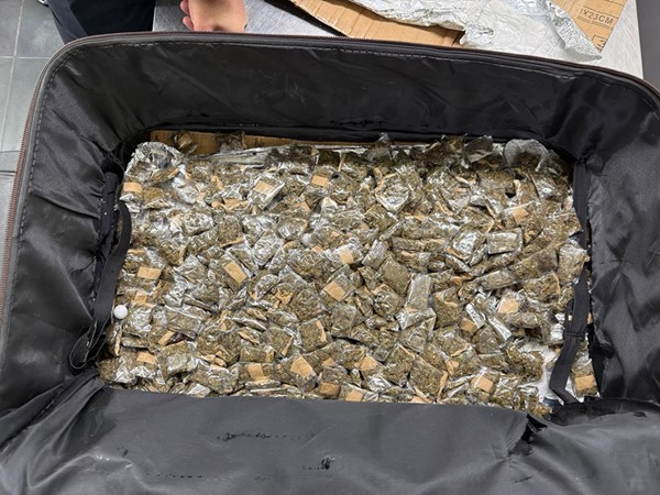 جمارك المطار تحبط تهريب 1.763 كغم ماريغوانا و10 غرامات هيروين وحشيش