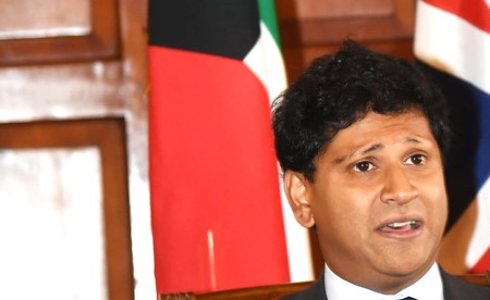 السفير البريطاني: ملتزمون بأمن الكويت واستقرارها.. والتعاون الدفاعي بين البلدين مستمر