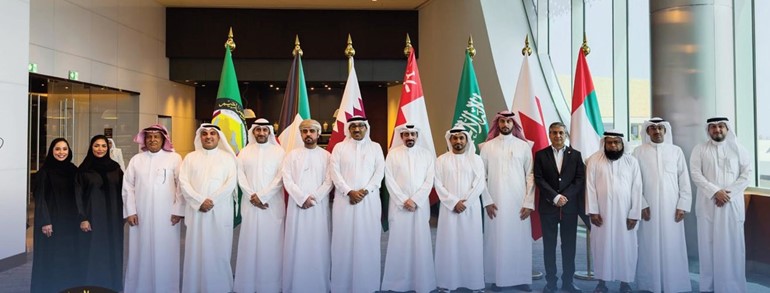 الوكيل المساعد لشبكات النقل الكهربائية بالتكليف م.فيصل سميط مع المشاركين في اجتماع اللجنة الاستشارية والتنظيمية للربط الكهربائي لدول مجلس التعاون