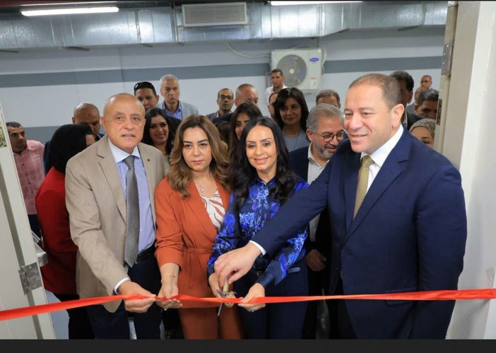 وزيرة التضامن الاجتماعي د.مايا مرسي ووزيرة التنمية المحلية والبيئة د.منال عوض خلال افتتاح وحدة جهاز السيكلوترون بمستشفيات شفاء الأورمان بالأقصر