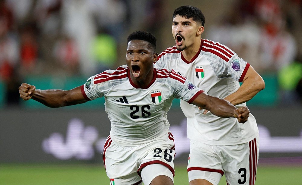 الإمارات يتجاوز عمان ويضرب موعدا مع المستضيف السعودي في نهائي خليجي 27