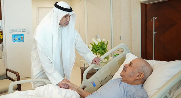 النائب الأول زار الفريق المتقاعد عبدالله الفارس للاطمئنان على صحته: «الداخلية» تعتز بقياداتها الأمنية المتقاعدة