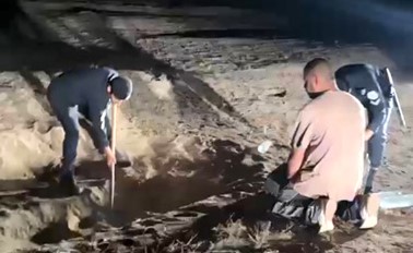 بالفيديو ضبط آسيوي يخفي الخمور بطريقة مبتكرة بعد الاشتباه به في بر ميناء عبدالله