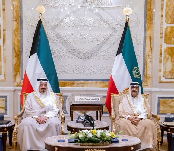صاحب السمو الأمير الشيخ مشعل الأحمد مستقبلا سمو الشيخ أحمد العبدالله رئيس مجلس الوزراء