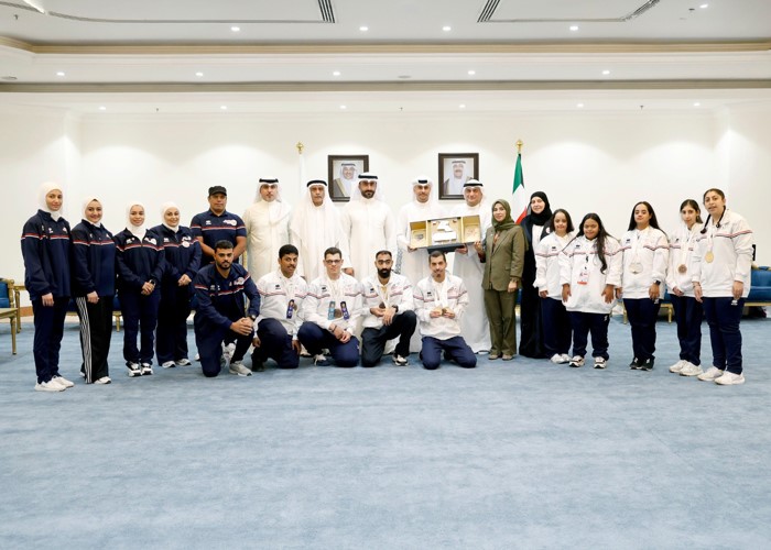 وزير الدولة لشؤون الشباب والرياضة د.طارق الجلاهمة خلال تكريمه عدد من منتسبي نادي الطموح لذوي الإعاقة الذهنية