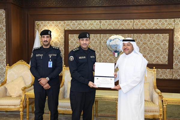 عذبي الناصر يُكرِّم عدداً من ضباط وأفراد إدارة شرطة نجدة الفروانية تقديراً لجهودهم في حفظ الأمن