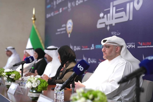 يوسف الرويح والمشاركون خلال المؤتمر الصحافي