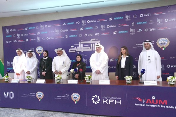 يوسف الرويح مع المشاركين في المؤتمر الصحافي