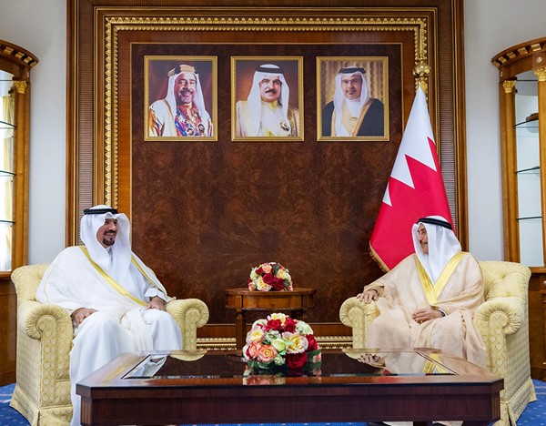 نائب رئيس مجلس الوزراء البحريني الشيخ خالد بن عبدالله آل خليفة خلال استقباله سفير دولة الكويت لدى مملكة البحرين جاسم الناجم بمناسبة توليه مهام عمله سفيرا للكويت في المنامة