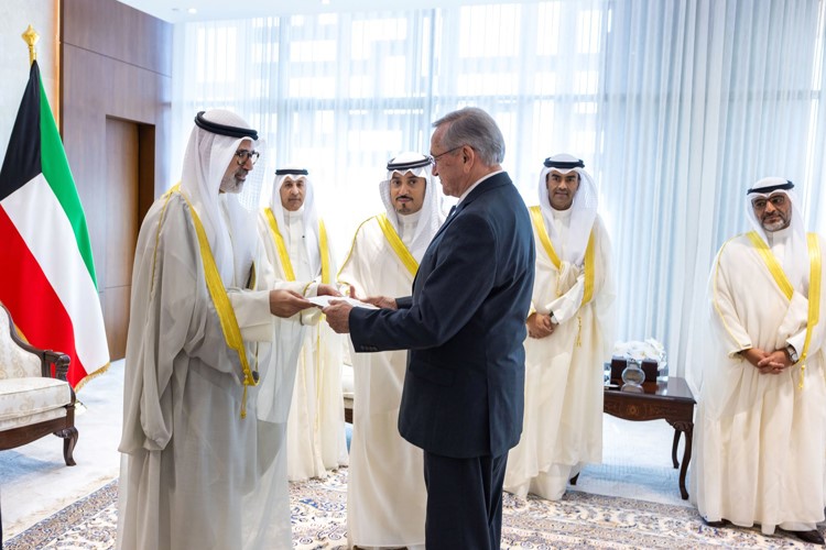 وزير الخارجية الشيخ جراح الجابر يتسلم نسخة من أوراق اعتماد سفير هندوراس لويس ألونسو فيلاسكيز غاليانو