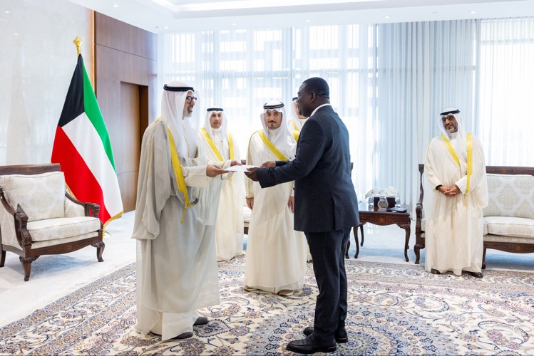 وزير الخارجية الشيخ جراح الجابر يتسلم نسخة من أوراق اعتماد سفير غانا ماكسويل نياركو لارتي