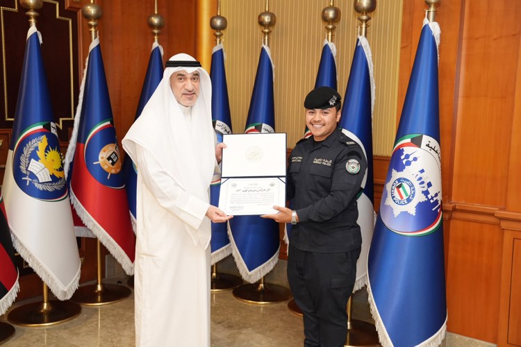 النائب الأول لرئيس الوزراء ووزير الداخلية الشيخ فهد اليوسف لدى تكريم الشرطي عبدالعزيز الظفيري