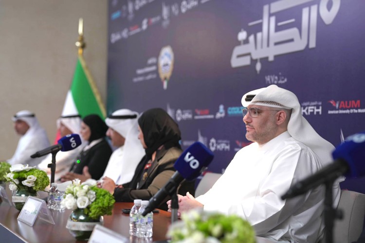يوسف الرويح والمشاركون خلال المؤتمر الصحافي