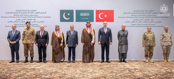 صاحب السمو الملكي الأمير خالد بن سلمان وزير الدفاع السعودي وصاحب السمو الأمير فيصل بن فرحان وزير الخارجية السعودي  ونائب رئيس الوزراء ووزير الخارجية الباكستاني إسحاق دار ووزير الخارجية التركي هاكان فيدان ووزير الدفاع التركي يشار غولر ورئيس الأركان الباكستاني عاصم منير في صورة جماعية على هامش الاجتماع الطارئ للجنة الإستراتيجية السياسية والدفاعية لحلف مكة الدفاعي	(واس)
