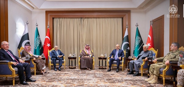 صاحب السمو الملكي الأمير خالد بن سلمان وزير الدفاع السعودي وصاحب السمو الأمير فيصل بن فرحان وزير الخارجية السعودي ونائب رئيس الوزراء ووزير الخارجية الباكستاني محمد إسحاق دار ووزير الخارجية التركي هاكان فيدان ووزير الدفاع التركي يشار غولر خلال الاجتماع الطارئ للجنة الإستراتيجية السياسية والدفاعية لحلف مكة الدفاعي 						(واس)