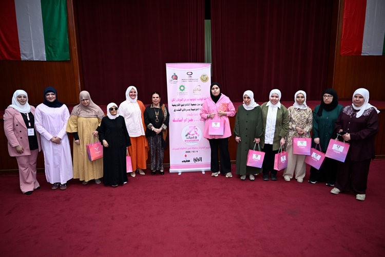 عضو مجلس إدارة الحملة الوطنية للتوعية بمرض السرطان كان ومسؤولة مبادرة التوعية بسرطان الثدي د.حصة الشاهين مع المشاركين في الحملة (أحمد علي)