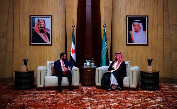  صاحب السمو الملكي الأمير محمد بن سلمان بن عبدالعزيز ولي العهد رئيس مجلس الوزراء السعودي مستقبلا الرئيس السوري أحمد الشرع (واس)
