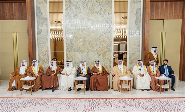 جانب من لقاء ولي العهد البحريني رؤساء الوفود المشاركة في منتدى ومعرض «صنع في الخليج 2026»